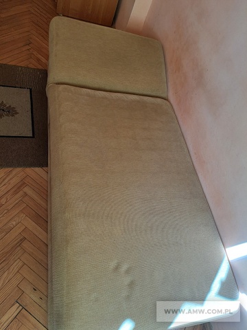 Meble pokojowe – pakiet zawierający 81 poz. asort. (wg oddzielnego wykazu), w tym m.in.: fotel – 1 szt., krzesła różne - 15 szt., stoły różne – 6 szt., szafa ubraniowa – 11 szt., szafka przyłóżkowa – 11 szt., tapczan 1-osobowy – 15 szt. itp. 