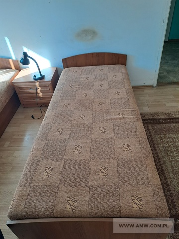 Meble pokojowe – pakiet zawierający 81 poz. asort. (wg oddzielnego wykazu), w tym m.in.: fotel – 1 szt., krzesła różne - 15 szt., stoły różne – 6 szt., szafa ubraniowa – 11 szt., szafka przyłóżkowa – 11 szt., tapczan 1-osobowy – 15 szt. itp. 