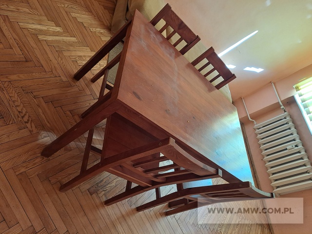 Meble pokojowe – pakiet zawierający 81 poz. asort. (wg oddzielnego wykazu), w tym m.in.: fotel – 1 szt., krzesła różne - 15 szt., stoły różne – 6 szt., szafa ubraniowa – 11 szt., szafka przyłóżkowa – 11 szt., tapczan 1-osobowy – 15 szt. itp. 