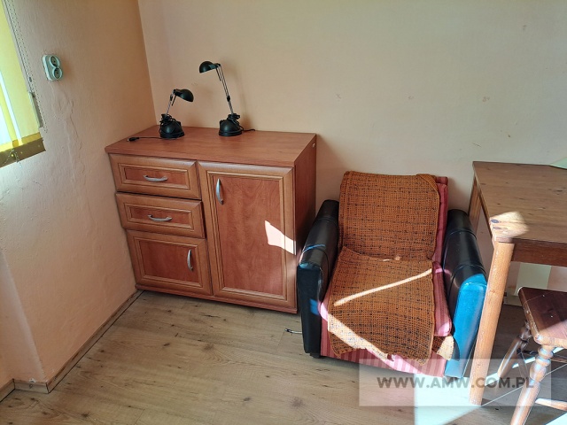 Meble pokojowe – pakiet zawierający 81 poz. asort. (wg oddzielnego wykazu), w tym m.in.: fotel – 1 szt., krzesła różne - 15 szt., stoły różne – 6 szt., szafa ubraniowa – 11 szt., szafka przyłóżkowa – 11 szt., tapczan 1-osobowy – 15 szt. itp. 