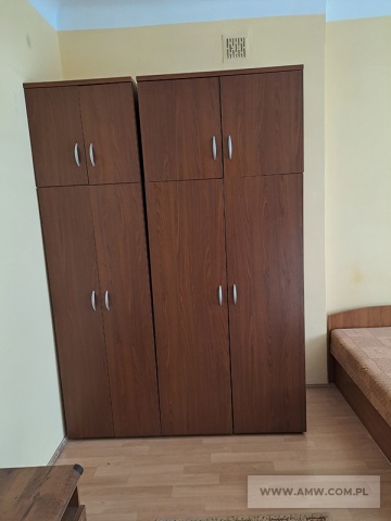 Meble pokojowe – pakiet zawierający 81 poz. asort. (wg oddzielnego wykazu), w tym m.in.: fotel – 1 szt., krzesła różne - 15 szt., stoły różne – 6 szt., szafa ubraniowa – 11 szt., szafka przyłóżkowa – 11 szt., tapczan 1-osobowy – 15 szt. itp. 