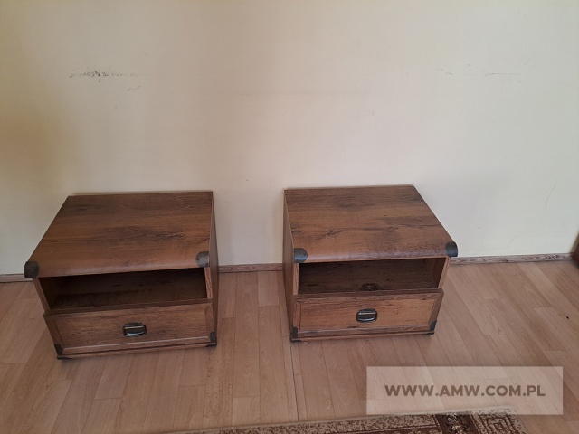 Meble pokojowe – pakiet zawierający 81 poz. asort. (wg oddzielnego wykazu), w tym m.in.: fotel – 1 szt., krzesła różne - 15 szt., stoły różne – 6 szt., szafa ubraniowa – 11 szt., szafka przyłóżkowa – 11 szt., tapczan 1-osobowy – 15 szt. itp. 