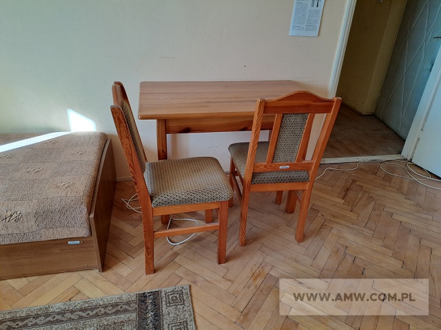 Meble pokojowe – pakiet zawierający 81 poz. asort. (wg oddzielnego wykazu), w tym m.in.: fotel – 1 szt., krzesła różne - 15 szt., stoły różne – 6 szt., szafa ubraniowa – 11 szt., szafka przyłóżkowa – 11 szt., tapczan 1-osobowy – 15 szt. itp. 