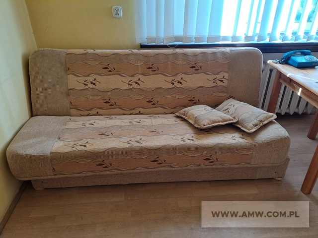 Meble pokojowe – pakiet zawierający 81 poz. asort. (wg oddzielnego wykazu), w tym m.in.: fotel – 1 szt., krzesła różne - 15 szt., stoły różne – 6 szt., szafa ubraniowa – 11 szt., szafka przyłóżkowa – 11 szt., tapczan 1-osobowy – 15 szt. itp. 