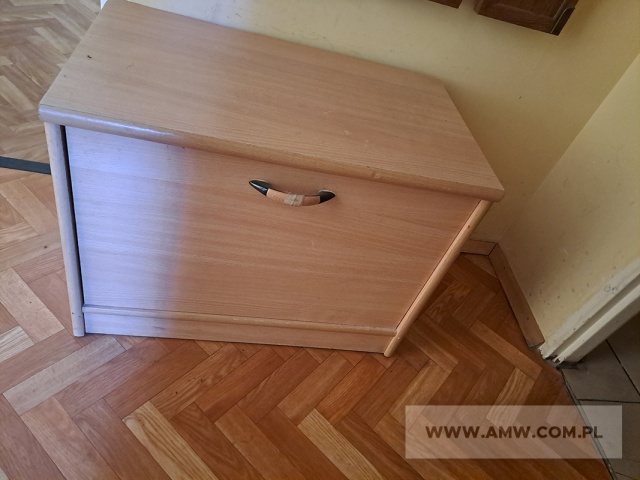 Meble pokojowe – pakiet zawierający 81 poz. asort. (wg oddzielnego wykazu), w tym m.in.: fotel – 1 szt., krzesła różne - 15 szt., stoły różne – 6 szt., szafa ubraniowa – 11 szt., szafka przyłóżkowa – 11 szt., tapczan 1-osobowy – 15 szt. itp. 