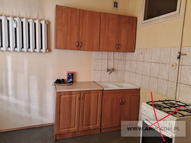 Meble kuchenne i łazienkowe – pakiet zawierający 49 poz. asort. (wg oddzielnego wykazu), w tym m.in.: stół kuchenny – 8 szt., szafka zlewozmywakowa – 6 szt., szafki kuchenne wiszące – 4 szt., szafka łazienkowa – 2 szt., taboret – 16 szt. itp. 