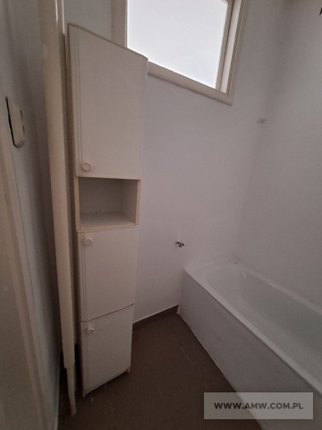 Meble kuchenne i łazienkowe – pakiet zawierający 49 poz. asort. (wg oddzielnego wykazu), w tym m.in.: stół kuchenny – 8 szt., szafka zlewozmywakowa – 6 szt., szafki kuchenne wiszące – 4 szt., szafka łazienkowa – 2 szt., taboret – 16 szt. itp. 