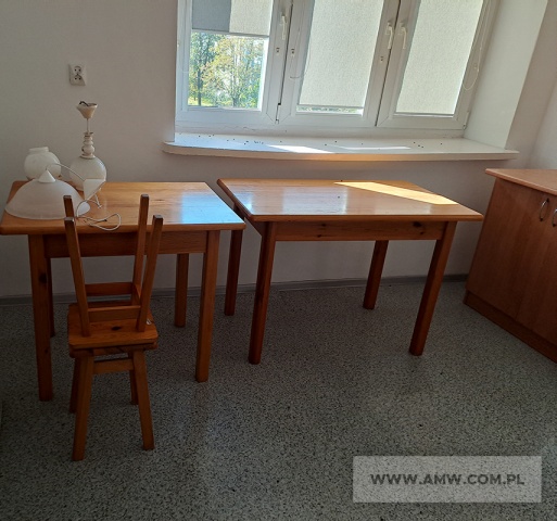 Meble kuchenne i łazienkowe – pakiet zawierający 49 poz. asort. (wg oddzielnego wykazu), w tym m.in.: stół kuchenny – 8 szt., szafka zlewozmywakowa – 6 szt., szafki kuchenne wiszące – 4 szt., szafka łazienkowa – 2 szt., taboret – 16 szt. itp. 