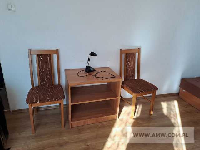 Meble pokojowe – pakiet zawierający 85 poz. asort. (wg oddzielnego wykazu), w tym m.in.: komplet przedpokojowy – 1 szt., krzesła – 16 szt., lustro w ramie drewnianej – 1 szt., szafa ubraniowa dwudrzwiowa z nadstawką – 12 szt., stół pokojowy – 11 szt., tapczan tapicerowany – 15 szt. itp. 