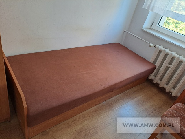 Meble pokojowe – pakiet zawierający 85 poz. asort. (wg oddzielnego wykazu), w tym m.in.: komplet przedpokojowy – 1 szt., krzesła – 16 szt., lustro w ramie drewnianej – 1 szt., szafa ubraniowa dwudrzwiowa z nadstawką – 12 szt., stół pokojowy – 11 szt., tapczan tapicerowany – 15 szt. itp. 