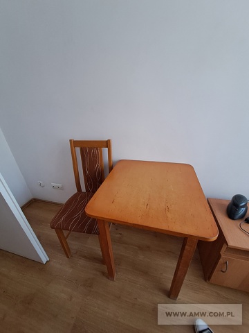 Meble pokojowe – pakiet zawierający 85 poz. asort. (wg oddzielnego wykazu), w tym m.in.: komplet przedpokojowy – 1 szt., krzesła – 16 szt., lustro w ramie drewnianej – 1 szt., szafa ubraniowa dwudrzwiowa z nadstawką – 12 szt., stół pokojowy – 11 szt., tapczan tapicerowany – 15 szt. itp. 