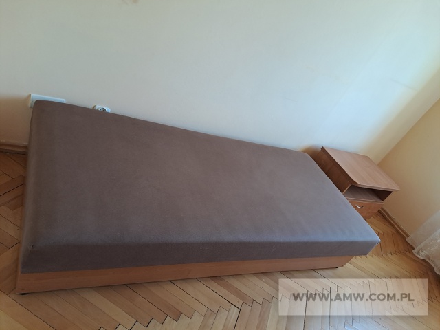 Meble pokojowe – pakiet zawierający 85 poz. asort. (wg oddzielnego wykazu), w tym m.in.: komplet przedpokojowy – 1 szt., krzesła – 16 szt., lustro w ramie drewnianej – 1 szt., szafa ubraniowa dwudrzwiowa z nadstawką – 12 szt., stół pokojowy – 11 szt., tapczan tapicerowany – 15 szt. itp. 