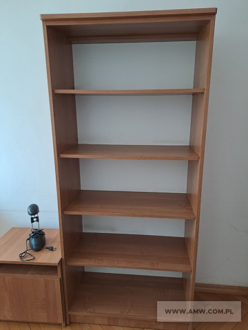 Meble pokojowe – pakiet zawierający 85 poz. asort. (wg oddzielnego wykazu), w tym m.in.: komplet przedpokojowy – 1 szt., krzesła – 16 szt., lustro w ramie drewnianej – 1 szt., szafa ubraniowa dwudrzwiowa z nadstawką – 12 szt., stół pokojowy – 11 szt., tapczan tapicerowany – 15 szt. itp. 