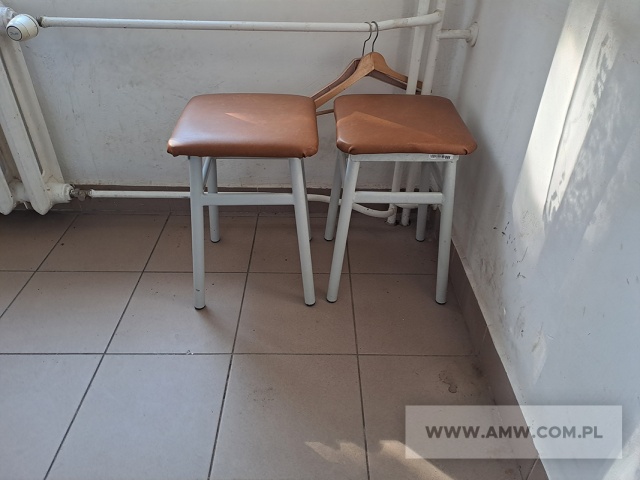 Meble kuchenne – pakiet zawierający 30 poz. asort. (wg oddzielnego wykazu), w tym: komplet mebli kuchennych – 1 szt., stół kuchenny – 2 szt., szafka kuchenna stojąca – 10 szt., szafka kuchenna wisząca – 10 szt., taboret kuchenny – 7 szt. 