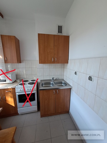 Meble kuchenne – pakiet zawierający 30 poz. asort. (wg oddzielnego wykazu), w tym: komplet mebli kuchennych – 1 szt., stół kuchenny – 2 szt., szafka kuchenna stojąca – 10 szt., szafka kuchenna wisząca – 10 szt., taboret kuchenny – 7 szt. 