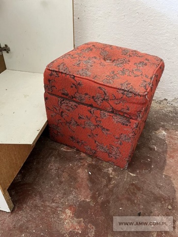 Meble pokojowe (13 szt.) – pakiet zawierający 4 poz. asort., w tym: pufa – 6 szt., fotel – 2 szt., krzesło wyściełane na MP – 4 szt., stół - 1 szt. 