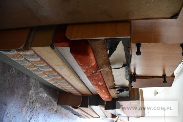 Meble pokojowe (19 szt.) – pakiet zawierający 3 poz. asort., w tym: tapczan jednoosobowy – 11 szt., wersalka – 3 szt., krzesło wyściełane na metalowej podstawie – 5 szt. 