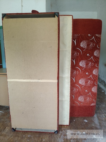 Meble pokojowe (19 szt.) – pakiet zawierający 3 poz. asort., w tym: tapczan jednoosobowy – 11 szt., wersalka – 3 szt., krzesło wyściełane na metalowej podstawie – 5 szt. 