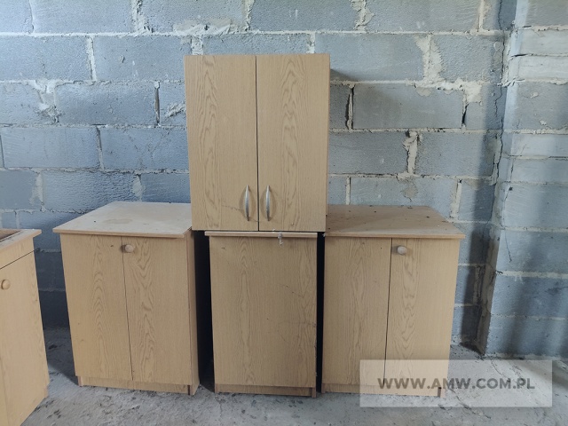 Meble kuchenne (19 szt.) – pakiet zawierający 4 poz. asort., w tym: szafka kuchenna nad zlew z ociekaczem – 4 szt., szafka pod zlewozmywak – 5 szt., szafka kuchenna stojąca – 9 szt., szafka kuchenna wisząca – 2 szt. 