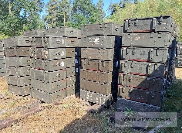 Skrzynie i opakowania drewniane różne (1.821 szt.) - pakiet zawierający 30 poz. asort. (wg oddzielnego wykazu), w tym m.in.: opakowania ramowe do min, skrzynie drewniane do granatów ręcznych, skrzynie drewniane do trotylu, skrzynie drewniane do pocisku rakietowego M-21 itp. 