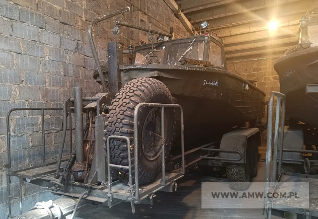 Kuter holowniczy KH-200 na przyczepie PKH-200 