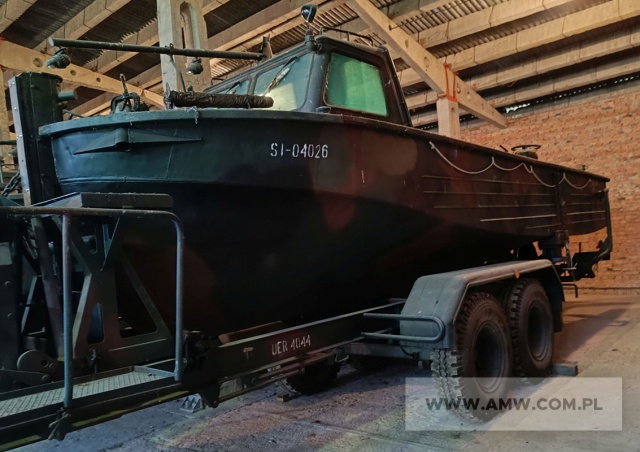 Kuter holowniczy KH-200 na przyczepie PKH-200 