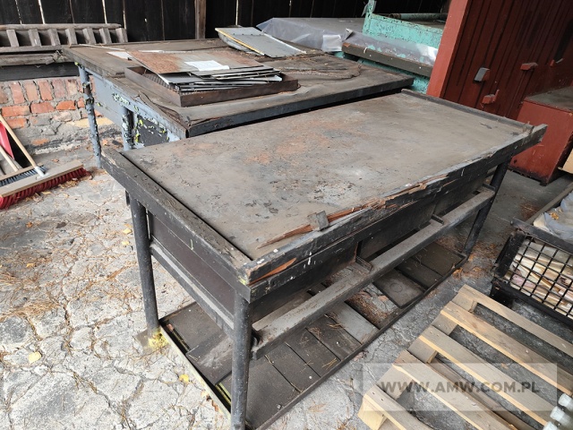 Wyposażenie warsztatu - pakiet zawierający 8 poz. asort. (wg oddzielnego wykazu), w tym m.in.: stoły różnego typu, wanna metalowa, wózek unoszący widłowy itp. 