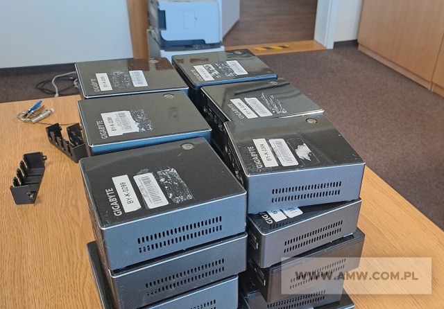 Sprzęt informatyczny - pakiet zawierający 39 poz. asort. (wg oddzielnego wykazu), w tym: komputery i notebooki różnego typu (bez dysków twardych) 