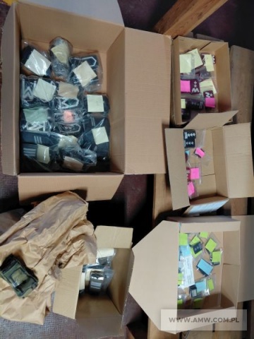 Asortyment optyczno-mundurowy - pakiet zawierający 84 poz. asort. (wg oddzielnego wykazu), w tym m.in.: lornetki - 16 szt., elementy umundurowania - pochewki, oznaki itp. 