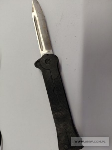 Asortyment służby uzbrojenia i mundurowej - pakiet zawierający 68 poz. asort. (wg oddzielnego wykazu), w tym m.in.: noże wz. 1969 - 6 szt. oraz oznaki stopni - 3 714 szt. (różne rodzaje) 