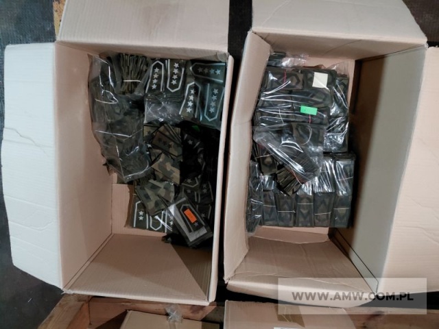 Asortyment służby uzbrojenia i mundurowej - pakiet zawierający 68 poz. asort. (wg oddzielnego wykazu), w tym m.in.: noże wz. 1969 - 6 szt. oraz oznaki stopni - 3 714 szt. (różne rodzaje) 