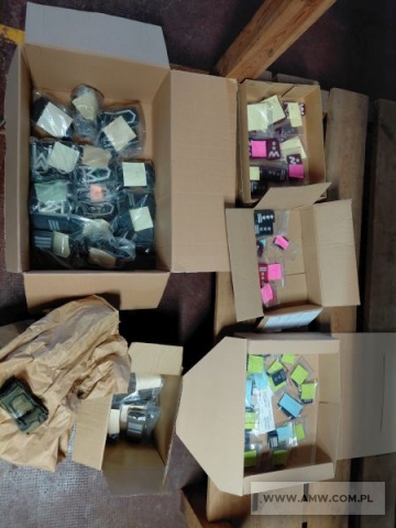 Asortyment optyczno-mundurowy - pakiet zawierający 84 poz. asort. (wg oddzielnego wykazu), w tym m.in.: lornetki - 16 szt., elementy umundurowania - pochewki, oznaki itp. 