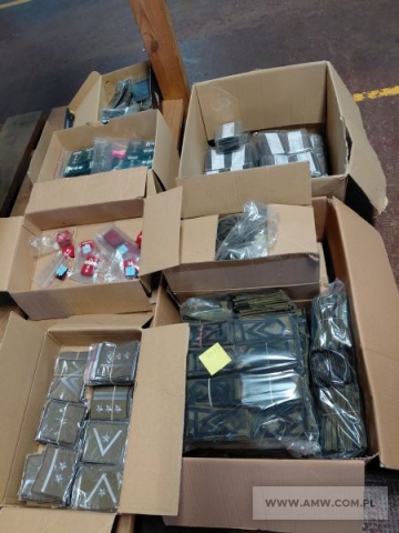 Asortyment optyczno-mundurowy - pakiet zawierający 58 poz. asort. (wg oddzielnego wykazu), w tym m.in.: lornetki - 16 szt., elementy umundurowania - pochewki, oznaki itp. 