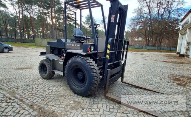 Podnośnik widłowy spalinowy terenowy GPW-202T 