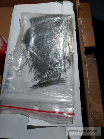 Artykuły mundurowe - pakiet zawierający 22 poz. asort. (wg oddzielnego wykazu), w tym m.in.: bluza olimpijka oficera wojsk lądowych - 123 szt., nici koloru khaki po 25 m - 500 szt. i igła ręczna-8 35 mm - 500 szt. itp. 