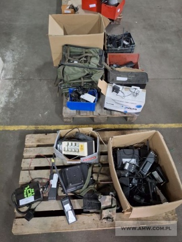 Sprzęt służby łączności - pakiet zawierający 40 poz. asort. (wg oddzielnego wykazu), w tym m.in.: radiotelefony, ładowarki, mikrotelefony, torby na osprzęt itp. 