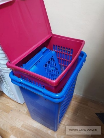 Artykuły mundurowe - pakiet zawierający 36 poz. asort. (wg oddzielnego wykazu), w tym m.in.: bluza robocza - 15 szt., kurtka robocza - 26 szt., spodnie robocze - 79 szt., podpinka pod spodnie robocze - 79 szt., kosze na bieliznę - 13 szt. itp. 