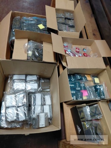 Asortyment optyczno-mundurowy - pakiet zawierający 58 poz. asort. (wg oddzielnego wykazu), w tym m.in.: lornetki - 16 szt., elementy umundurowania - pochewki, oznaki itp. 