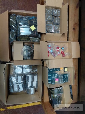 Asortyment optyczno-mundurowy - pakiet zawierający 58 poz. asort. (wg oddzielnego wykazu), w tym m.in.: lornetki - 16 szt., elementy umundurowania - pochewki, oznaki itp. 