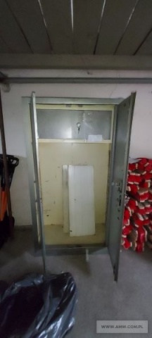 Sprzęt kwaterunkowy - pakiet zawierający 7 poz. asort. (wg oddzielnego wykazu), w tym m.in.: szafy metalowe na akta, sejf itp. 