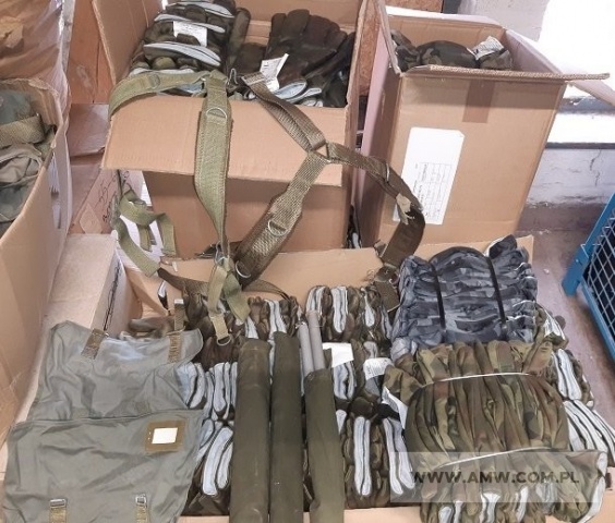 Artykuły mundurowe – pakiet zawierający 93 poz. asort. (wg oddzielnego wykazu), w tym m.in.: rękawice polowe (różne rozmiary), szelki do oporządzenia, omasztowania do peleryny namiotowej, torby na odzież ochronną, pochewki różne, oznaki różne, berety różne itp. 