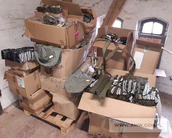 Artykuły mundurowe – pakiet zawierający 93 poz. asort. (wg oddzielnego wykazu), w tym m.in.: rękawice polowe (różne rozmiary), szelki do oporządzenia, omasztowania do peleryny namiotowej, torby na odzież ochronną, pochewki różne, oznaki różne, berety różne itp. 