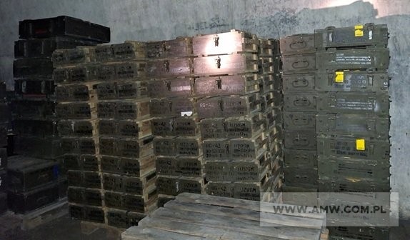 Odpadowe opakowania z drewna (zużyte skrzynie drewniane po środkach bojowych przechowywane na wolnym powietrzu oraz częściowo w magazynie, załadunek we własnym zakresie) (kod odpadu 15 01 03) 