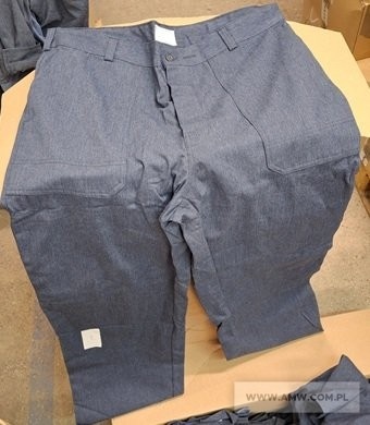 Ubrania robocze bez rozmiaru – pakiet zawierający 8 poz. asort. (wg oddzielnego wykazu), w tym m.in.: bluzy robocze, kurtki robocze bez podpinki, spodnie robocze, podpinki pod kurtkę roboczą i spodnie itp. 