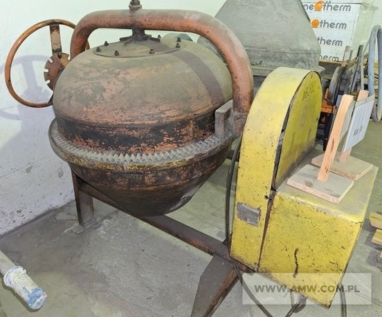 Sprzęt budowlany – pakiet zawierający 4 poz. asort., w tym: betoniarka wolnospadowa BWE 50A – 1 szt., betoniarka wolnospadowa BWE 150 – 2 szt., żurawik okienny ŻBA-0,15 – 1 szt. 