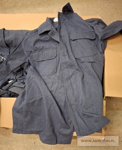 Ubrania robocze bez rozmiaru – pakiet zawierający 8 poz. asort. (wg oddzielnego wykazu), w tym m.in.: bluzy robocze, kurtki robocze bez podpinki, spodnie robocze, podpinki pod kurtkę roboczą i spodnie itp. 