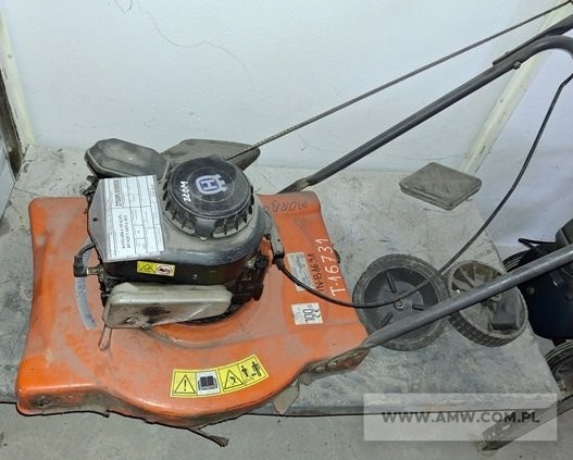 Kosy, kosiarki i elektronarzędzia – pakiet zawierający 40 poz. asort. (wg oddzielnego wykazu), w tym m.in.: kosy spalinowe, kosiarki spalinowe, wiertarki różne, wyrzynarki, szlifierki różne itp. 