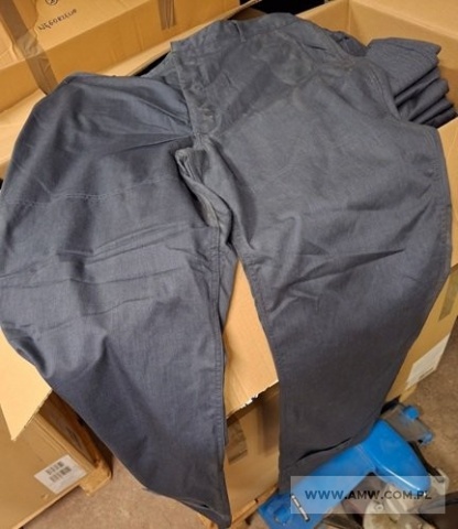 Ubrania robocze bez rozmiaru – pakiet zawierający 8 poz. asort. (wg oddzielnego wykazu), w tym m.in.: bluzy robocze, kurtki robocze bez podpinki, spodnie robocze, podpinki pod kurtkę roboczą i spodnie itp. 