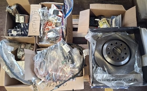 Techniczne środki materiałowe do samochodów: OPEL ASTRA II i III, INSIGNIA, KIA SORENTO, SKODA SUPERB, OCTAVIA, FORD – pakiet zawierający 76 poz. asort. (wg oddzielnego wykazu), w tym m.in.: końcówki drążków, tarcze hamulcowe, świece zapłonowe, cewki zapłonowe, klocki hamulcowe itp. 