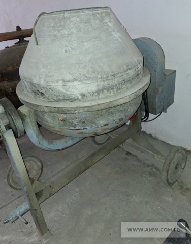 Sprzęt budowlany – pakiet zawierający 4 poz. asort., w tym: betoniarka wolnospadowa BWE 50A – 1 szt., betoniarka wolnospadowa BWE 150 – 2 szt., żurawik okienny ŻBA-0,15 – 1 szt. 